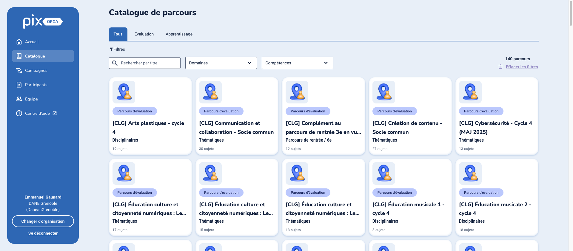 Le catalogue de parcours de Pix Orga : trois onglets Tous, Évaluation et Apprentissage, des filtres par domaine et par compétence, et des cartes indiquant pour chaque parcours son intitulé, sa catégorie et son nombre de sujets.